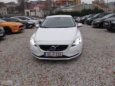 Używany Volvo V40 Momentum 120 KM (88 kW) 2018 Biały Kombi