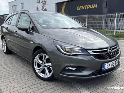 Szary Używany 2018 Opel Astra Enjoy Kombi | 39 900 zł (Uczciwa cena)