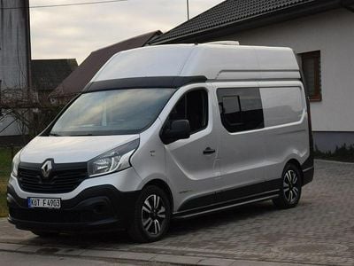 Srebrny Używany 2016 Renault Trafic Minivan | 59 900 zł (Uczciwa cena)