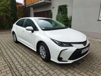 używany Toyota Corolla hybryda, nowy z salonu, garażowany