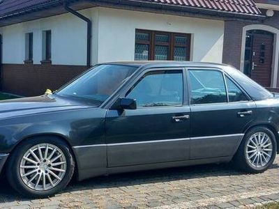 Czarny Używany 1992 Mercedes E230 Sedan/Limuzyna | 18 000 zł