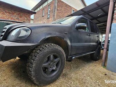 używany Mercedes ML320 7osobowy