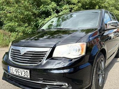 Czarny Używany 2012 Lancia Voyager Platinum Minivan | 44 000 zł