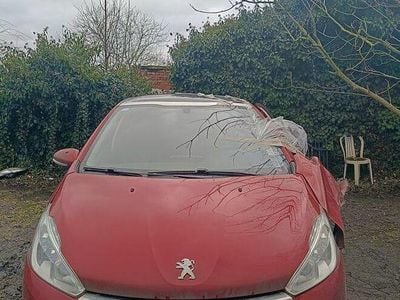 Używany Peugeot 208 Allure 2016 Czerwony Hatchback