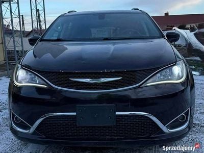 Granatowy Używany 2017 Chrysler Pacifica Minivan | 32 000 zł