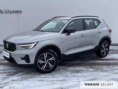 Srebrny Używany 2025 Volvo XC40 SUV | 155 900 zł (Uczciwa cena)