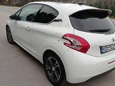 Biały Używany 2014 Peugeot 208 Allure Hatchback | 22 900 zł (Drogi)