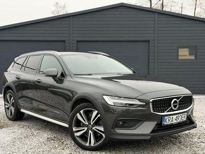 Używany Volvo V60 CC 250 KM (183 kW) 2022 Inny (metalik) Kombi