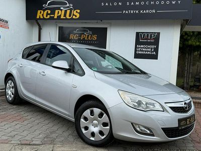Srebrny (metalik) Używany 2010 Opel Astra Hatchback | 17 999 zł (Uczciwa cena)