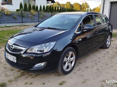 Czarny Używany 2011 Opel Astra Cosmo Kombi | 16 900 zł (Uczciwa cena)