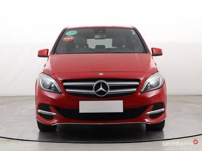 Używany Mercedes B250e 131 kW (179 KM) 2015 Czerwony Minivan