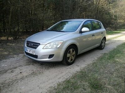 Używany Kia Ceed 109 KM (80 kW) 2007 Srebrny Hatchback