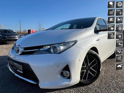 Biały Używany 2015 Toyota Auris Hybrid Hatchback | 45 900 zł (Uczciwa cena)