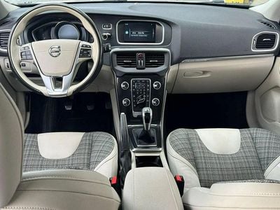 Szary Używany 2017 Volvo V40 CC Kombi | 79 000 zł