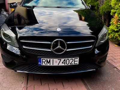 Używany Mercedes 180 2014 Czarny Sedan/Limuzyna