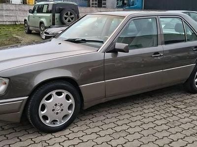 Brązowy Używany 1990 Mercedes E200 Sedan/Limuzyna | 24 900 zł