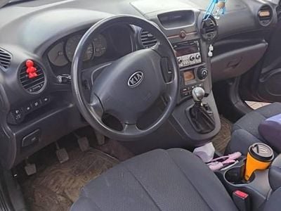 używany Kia Carens Na sprzedaż z niezawodnym silnikiem 2.0 crdi