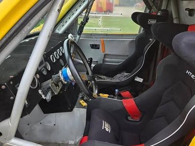 Żółty Używany 2016 Mitsubishi Pajero SUV | 111 300 zł