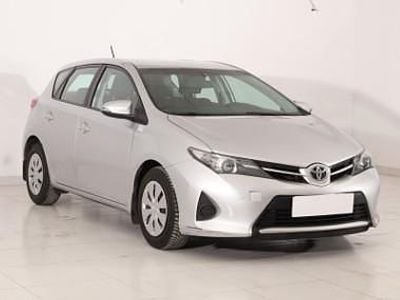 Używany Toyota Auris 99 KM (72 kW) 2014 Srebrny Hatchback