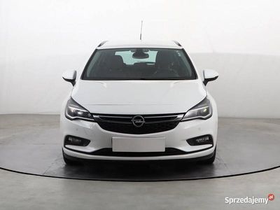 Biały Używany 2018 Opel Astra Kombi | 33 999 zł (Uczciwa cena)
