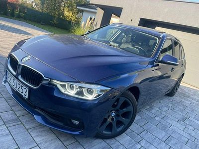 Niebieski ciemny (metalik) Używany 2018 BMW 320 Kombi | 59 999 zł