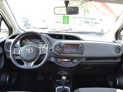 używany Toyota Yaris Hybrid 100 Premium Benzyna, 2015 r.
