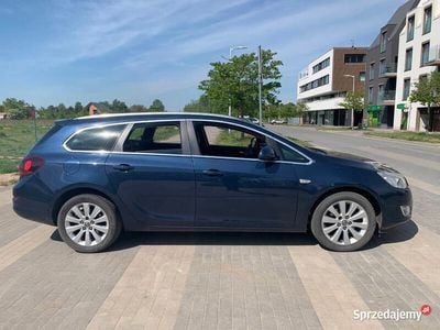 Niebieski Używany 2012 Opel Astra Cosmo Kombi | 14 900 zł (Uczciwa cena)