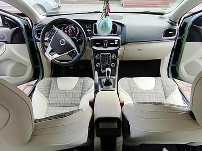 Używany Volvo V40 Momentum 153 KM (112 kW) 2016 Niebieski Kombi