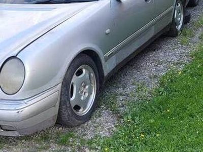 Używany 1996 Mercedes E250 Sedan/Limuzyna | 2500 zł