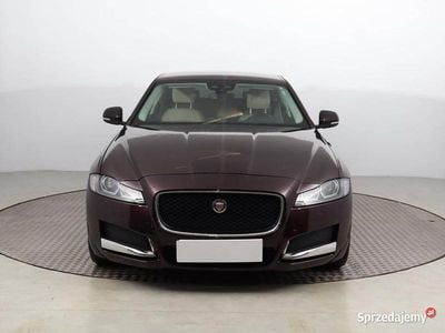 Używany Jaguar XF 180 KM (132 kW) 2018 Bordowy Sedan/Limuzyna