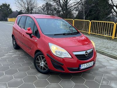 Czerwony Używany 2011 Opel Meriva Minivan | 17 999 zł