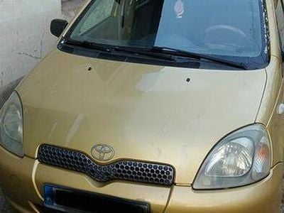 Używany Toyota Yaris 2002 Żółtozłoty Hatchback