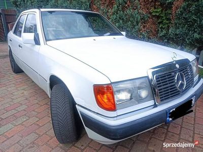 Biały Używany 1990 Mercedes E230 Sedan/Limuzyna | 10 900 zł