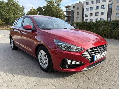 Używany Hyundai i30 120 KM (88 kW) 2021 Bordowy Sedan/Limuzyna