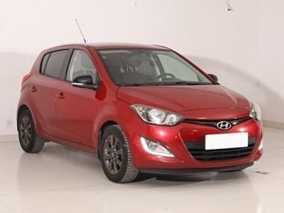 Używany Hyundai i20 84 KM (61 kW) 2014 Czerwony Hatchback