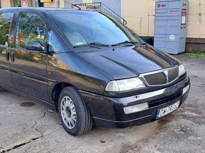 używany Lancia Zeta 2,0 jtd - siedmiosobowy turysta.