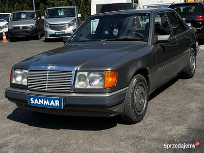 Szary Używany 1990 Mercedes E230 Sedan/Limuzyna | 17 800 zł