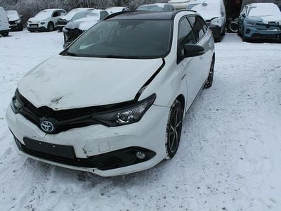 Biały Używany 2018 Toyota Auris Hybrid Kombi | 22 900 zł