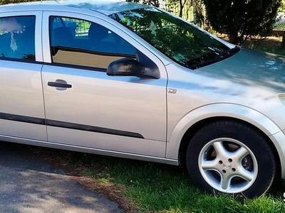 Używany Opel Astra 90 KM (66 kW) 2009 Srebrny Sedan/Limuzyna