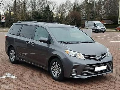 Szary Używany 2020 Toyota Sienna XLE Minivan | 90 000 zł