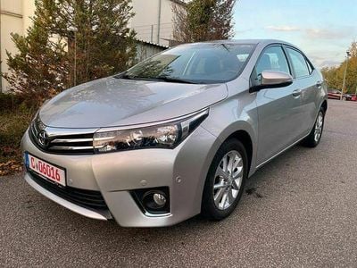 Używany Toyota Corolla 132 KM (97 kW) 2014 Srebrny Sedan/Limuzyna