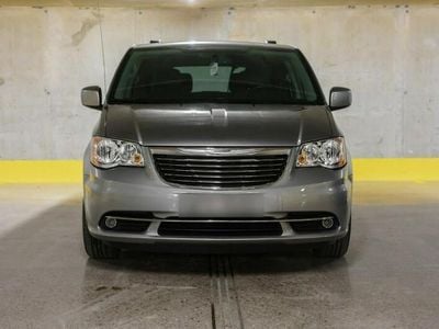 Używany Chrysler Town & Country 2015 Srebrny Minivan