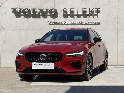 Używany Volvo V60 250 KM (183 kW) 2024 Czerwony (metalik) Kombi