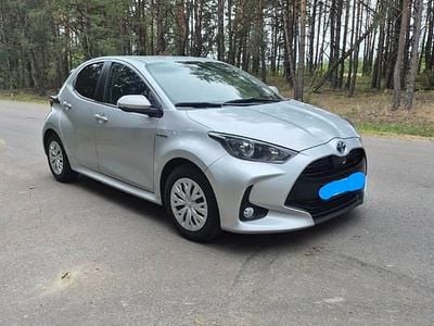 Używany Toyota Yaris Hybrid 2020 Srebrny Hatchback