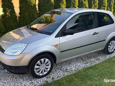Srebrny Używany 2004 Ford Fiesta Hatchback | 5700 zł (Uczciwa cena)