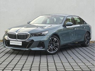 Zielony cape york metalizowany Używany 2024 BMW 520 Shadowline Sedan/Limuzyna | 234 900 zł