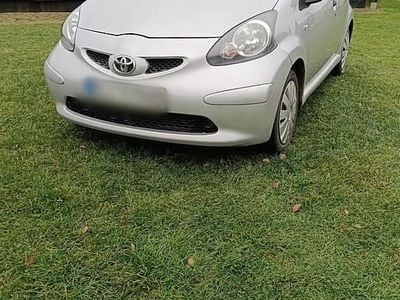 Używany Toyota Aygo 68 KM (50 kW) 2007 Srebrny Hatchback