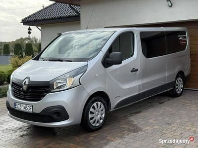 Srebrny Używany 2016 Renault Trafic Minivan | 1111 zł