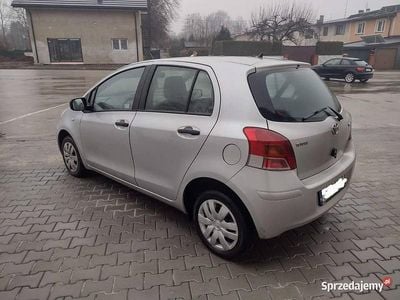 Używany Toyota Yaris 2009 Srebrny Hatchback