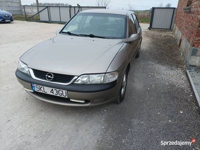 używany Opel Vectra B 1.6 b+g Sedan bez rdzy dwa komplety kół